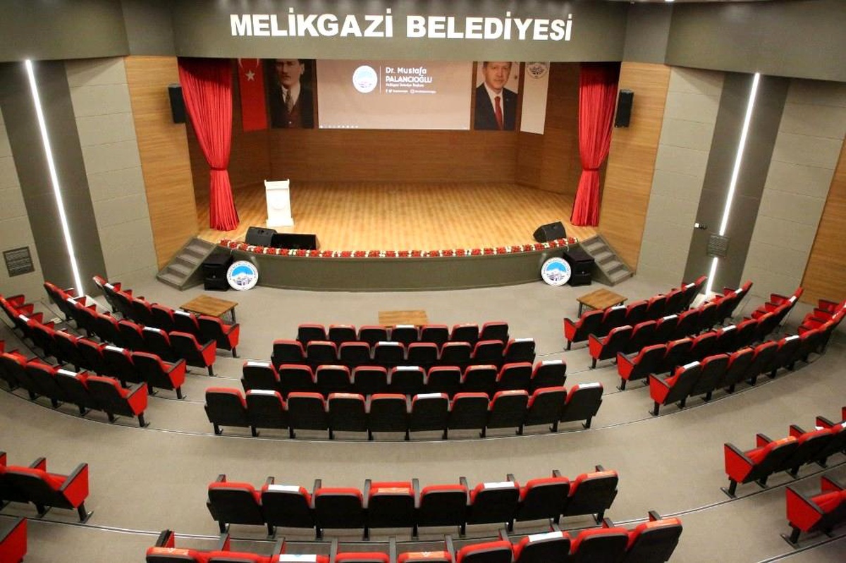 Melikgazi Belediyesinin tiyatro salonu yenilendi