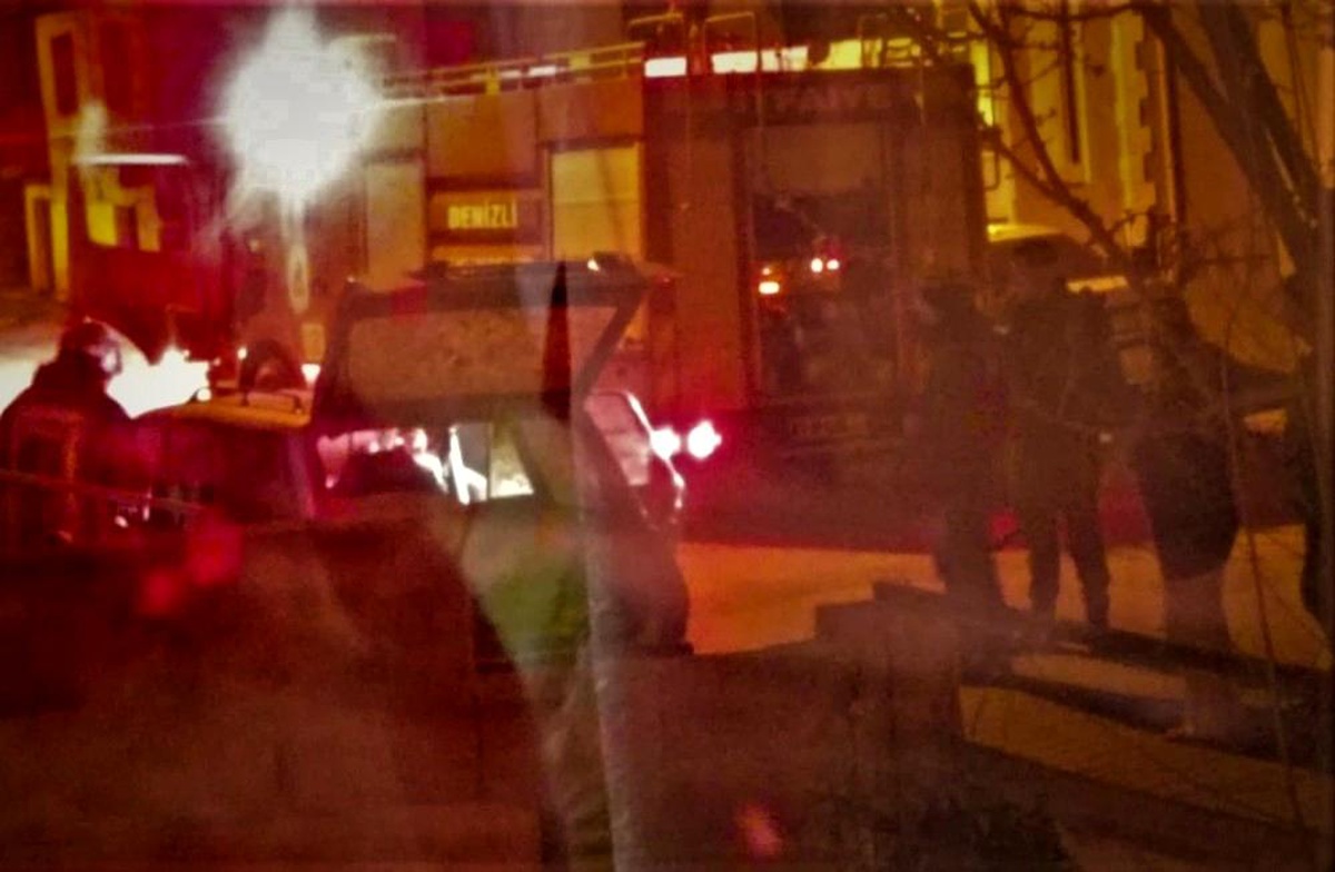 Son dakika 3. sayfa: Yanan otomobilini yangın tüpüyle kurtarmaya çalıştı