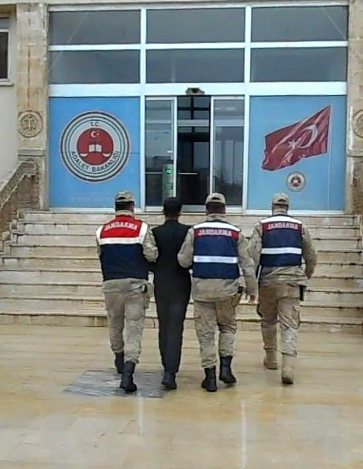 Adam öldürme suçundan 8 yıldır aranıyordu, saklandığı mağarada yakalandı