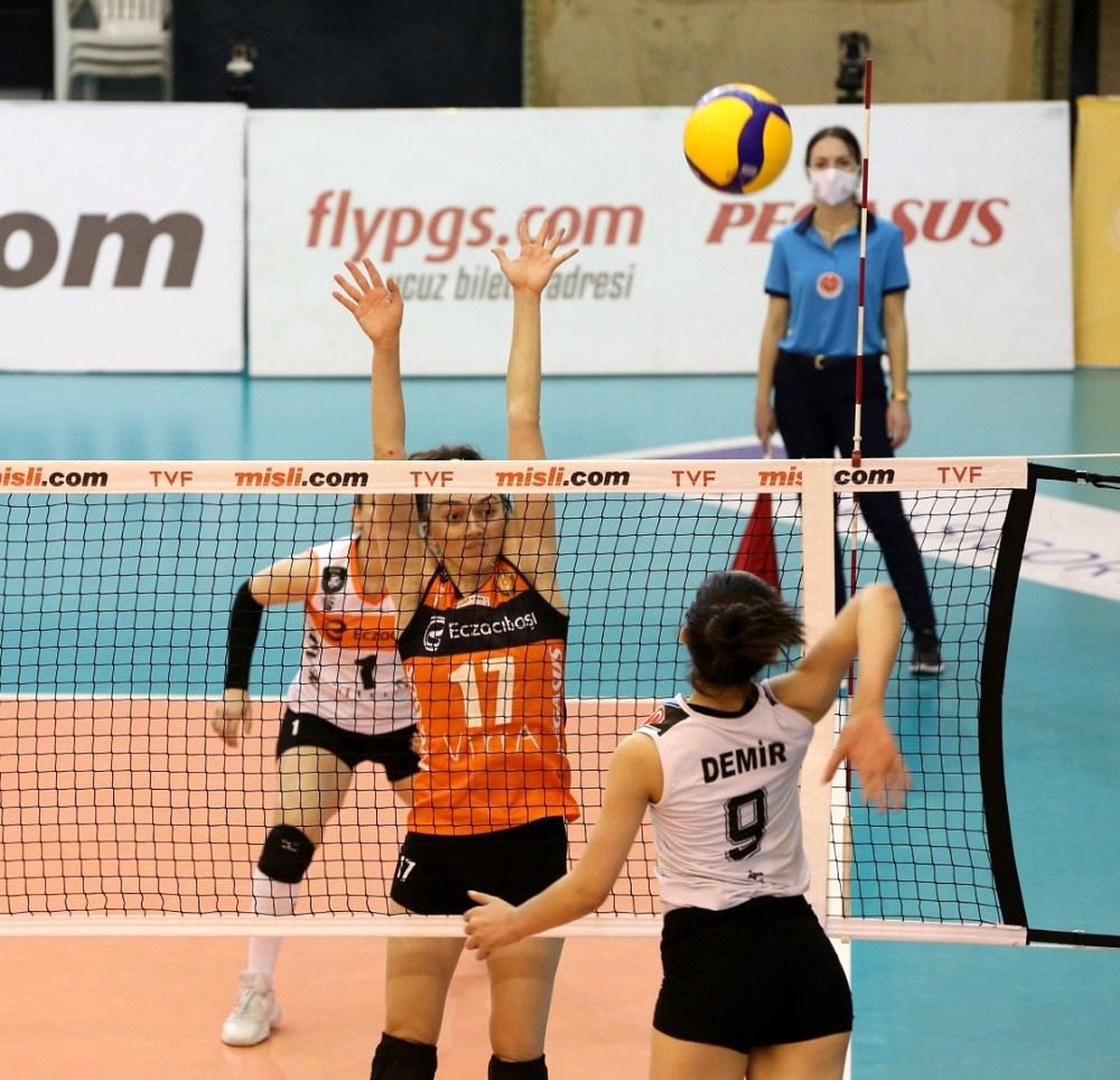 Eczacıbaşı VitrA, Beylikdüzü Voleybol İhtisas\'ı 3-0 mağlup etti