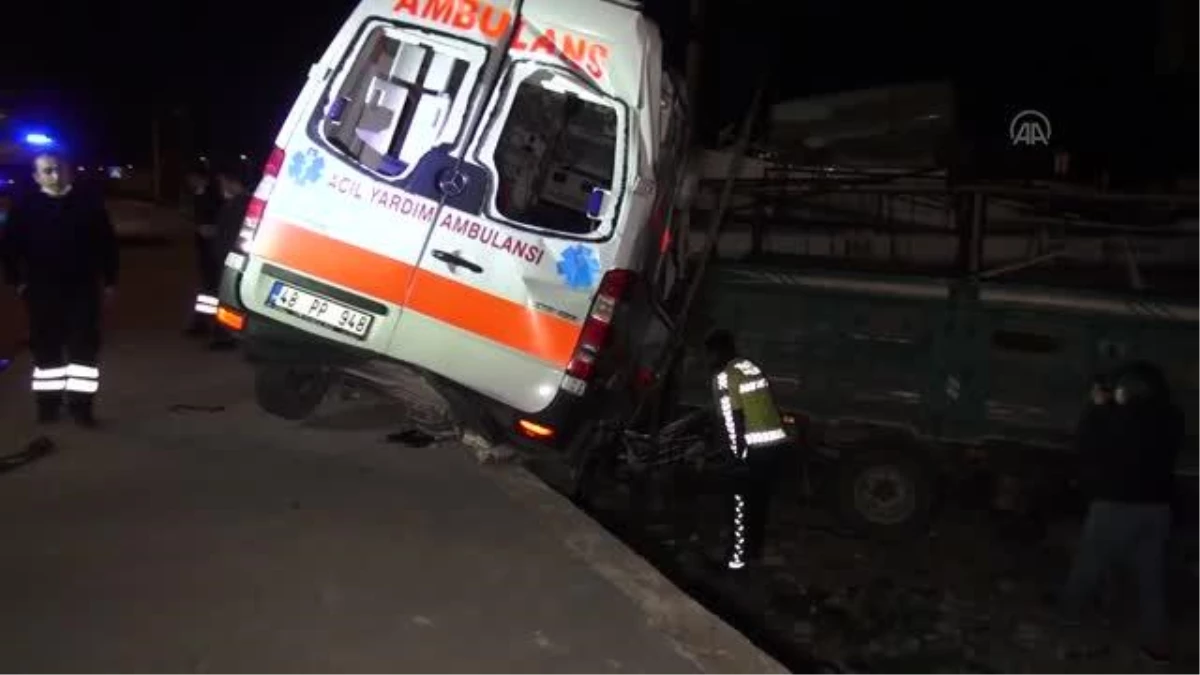 Fethiye\'de park halindeki kamyonlara çarpan ambulanstaki 3 sağlık çalışanı yaralandı - Güvenlik kamerası