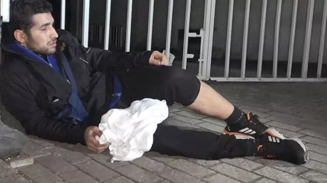 Apart oteldeki yan kom�usunu b��aklad�.