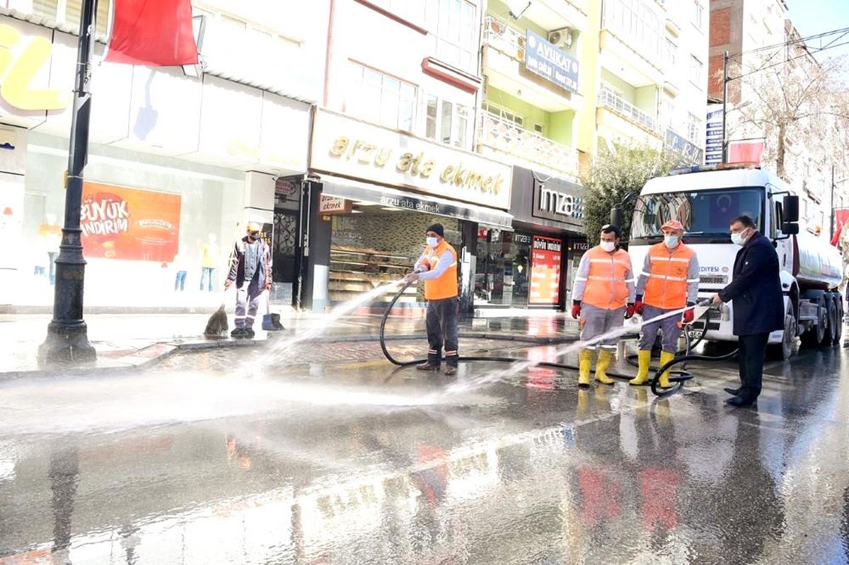 Malatya\'da belediye ekipleri cadde ve meydanları dezenfekte etti
