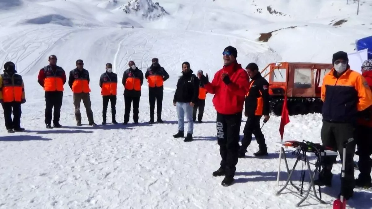 Hakkari\'de çığ tatbikatı