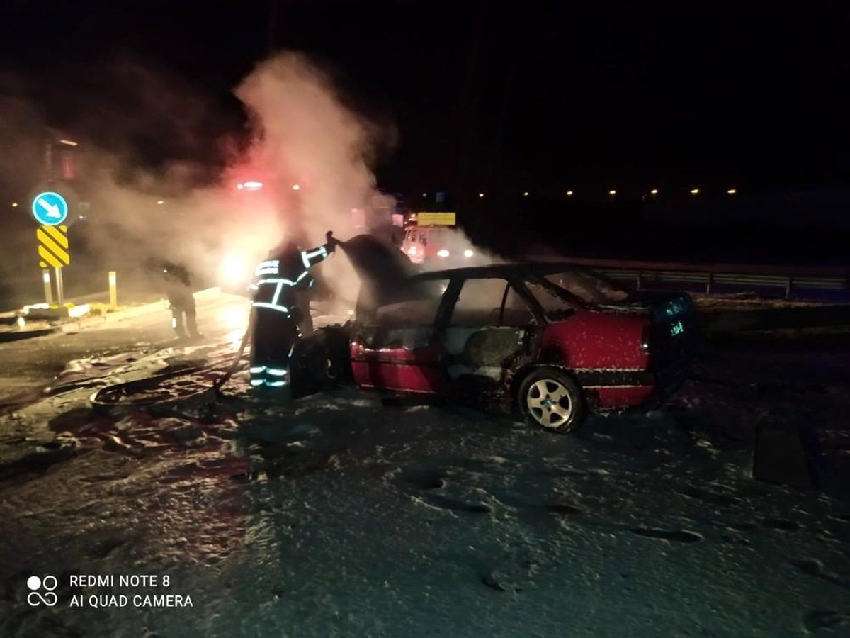 Kırklareli\'nde tıra çarpan otomobil alev topuna döndü