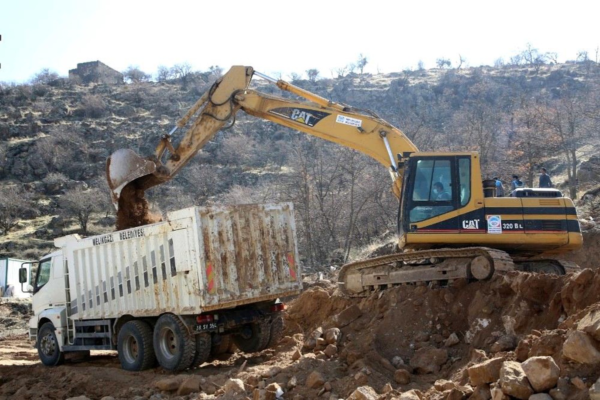Melikgazi\'de yol açma çalışmalarına hız kesmeden devam