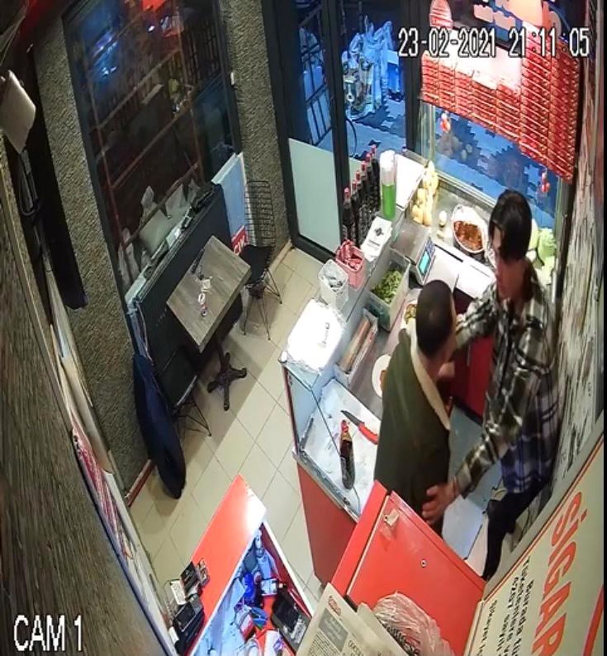 Sipariş verdiği çiğ köfte istediği gibi gelmeyince çalışanı darp etti