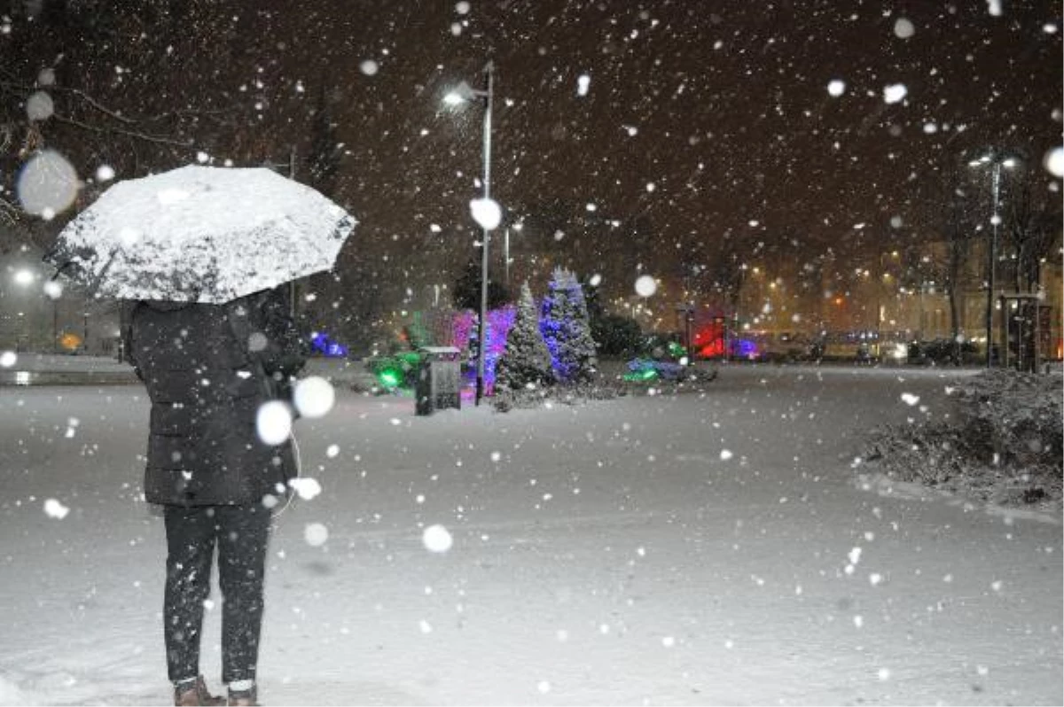 Sivas\'ta kar yağışı kenti beyaza bürüdü
