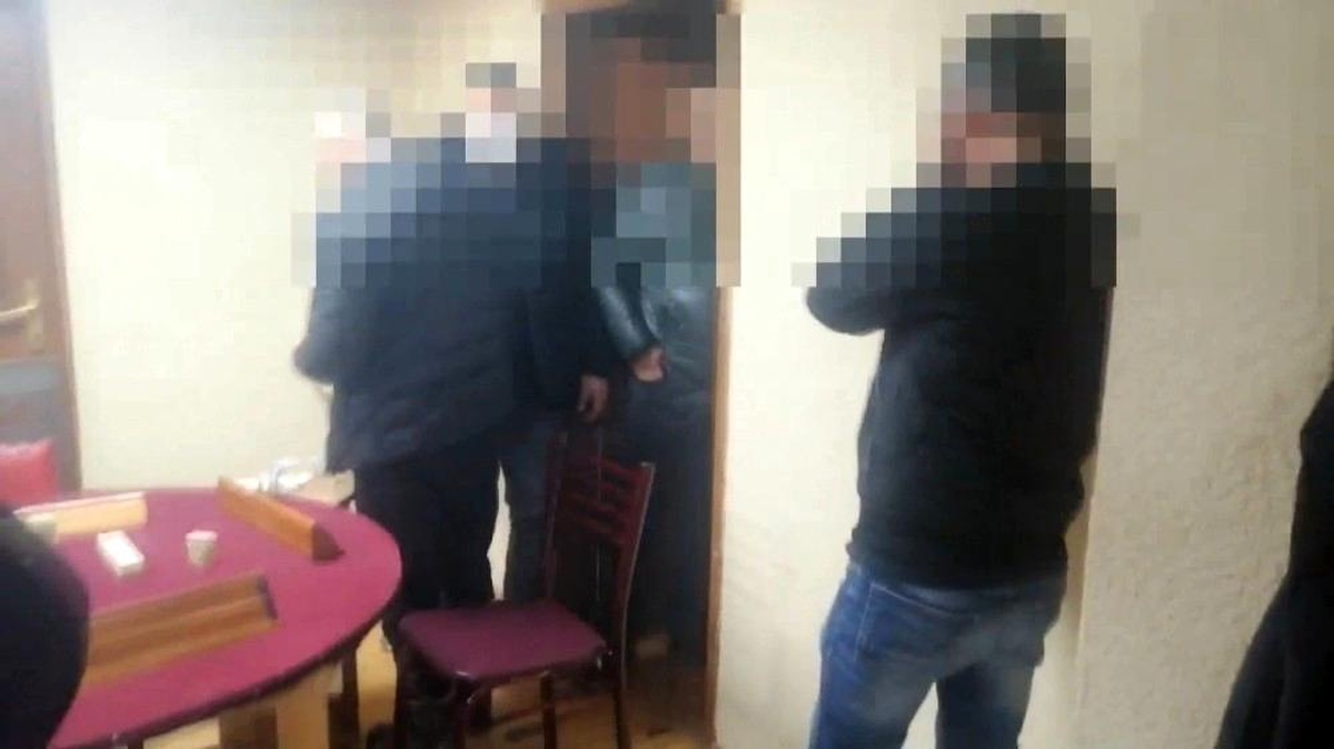 Sokağa çıkma kısıtlamasında 19 kişi kumar oynarken yakalandı