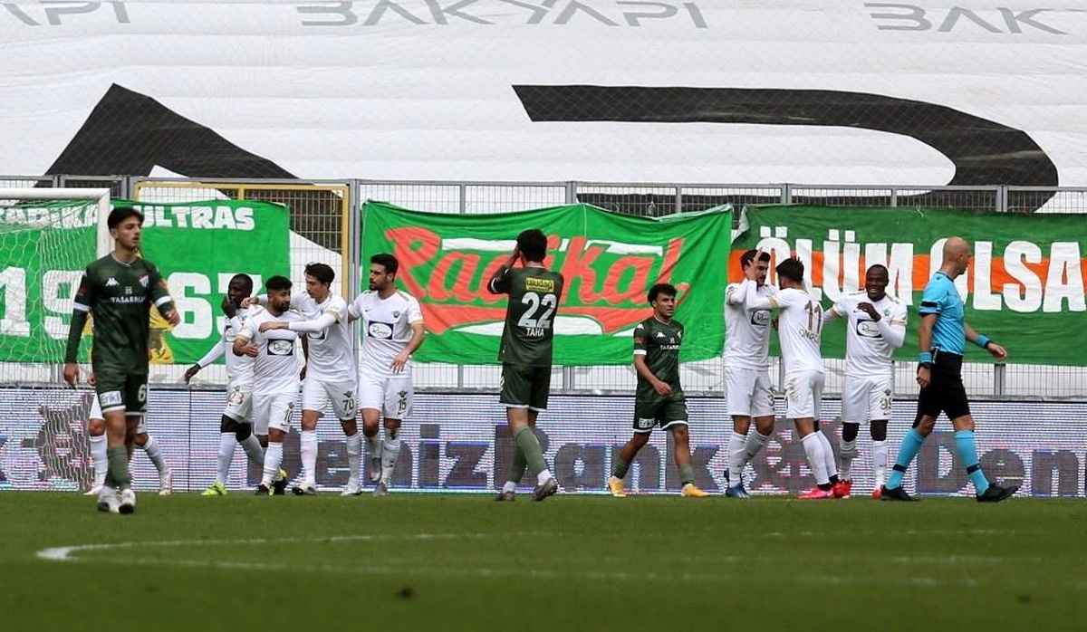 TFF 1. Lig: Bursaspor: 1 Akhisaspor: 2 (İlk yarı sonucu)