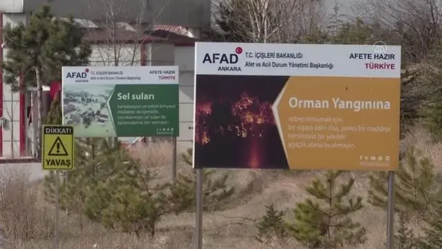 AFAD ekipleri arama kurtarma çalışmalarını arkeolog hassasiyetinde yürütüyor (2)