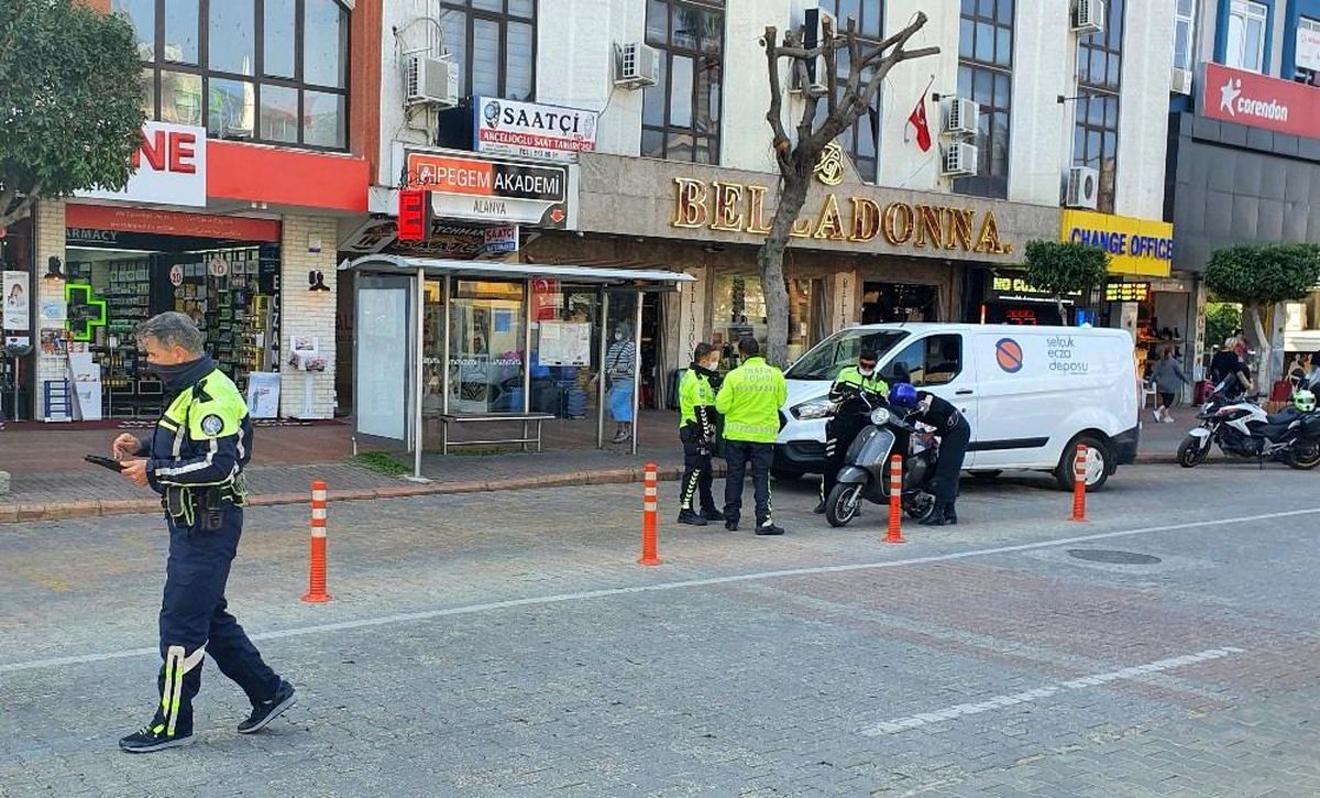 Alanya\'da polisten kurallara uymayan sürücülere yönelik denetim