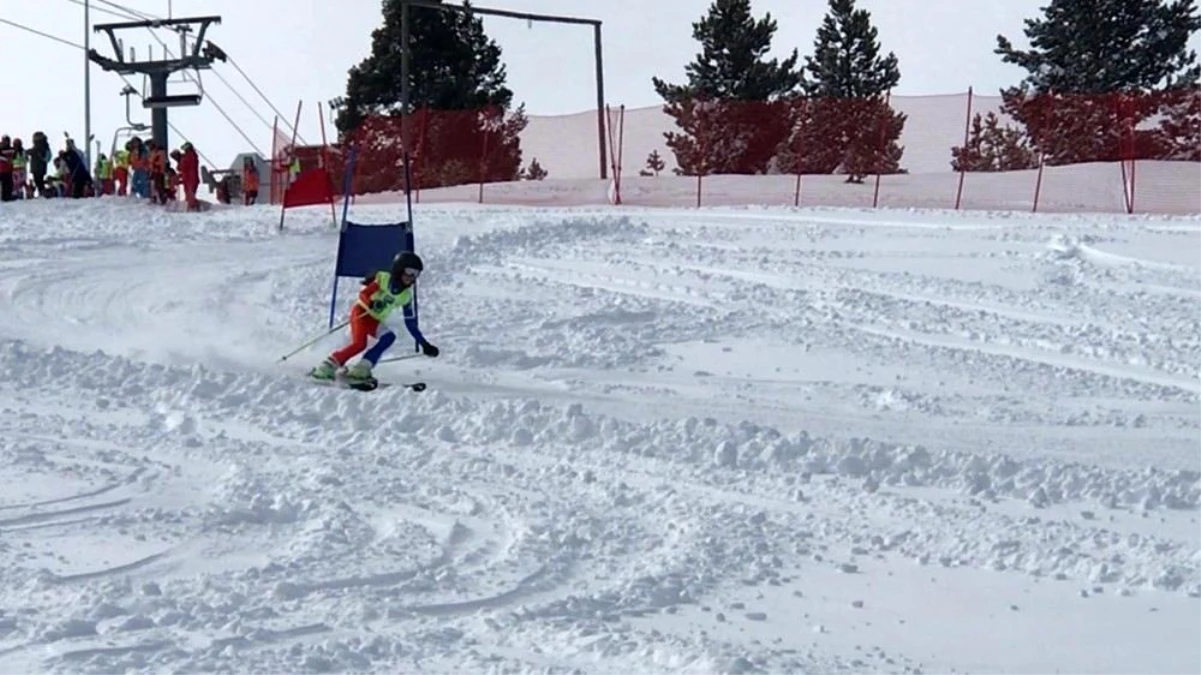 Alp Disiplini kayak yarışmaları Sarıkamış Cıbıltepe Kayak Merkezi\'nde başladı