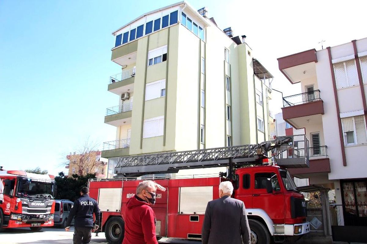 Son dakika haber | Antalya\'da terasta korkutan yangın