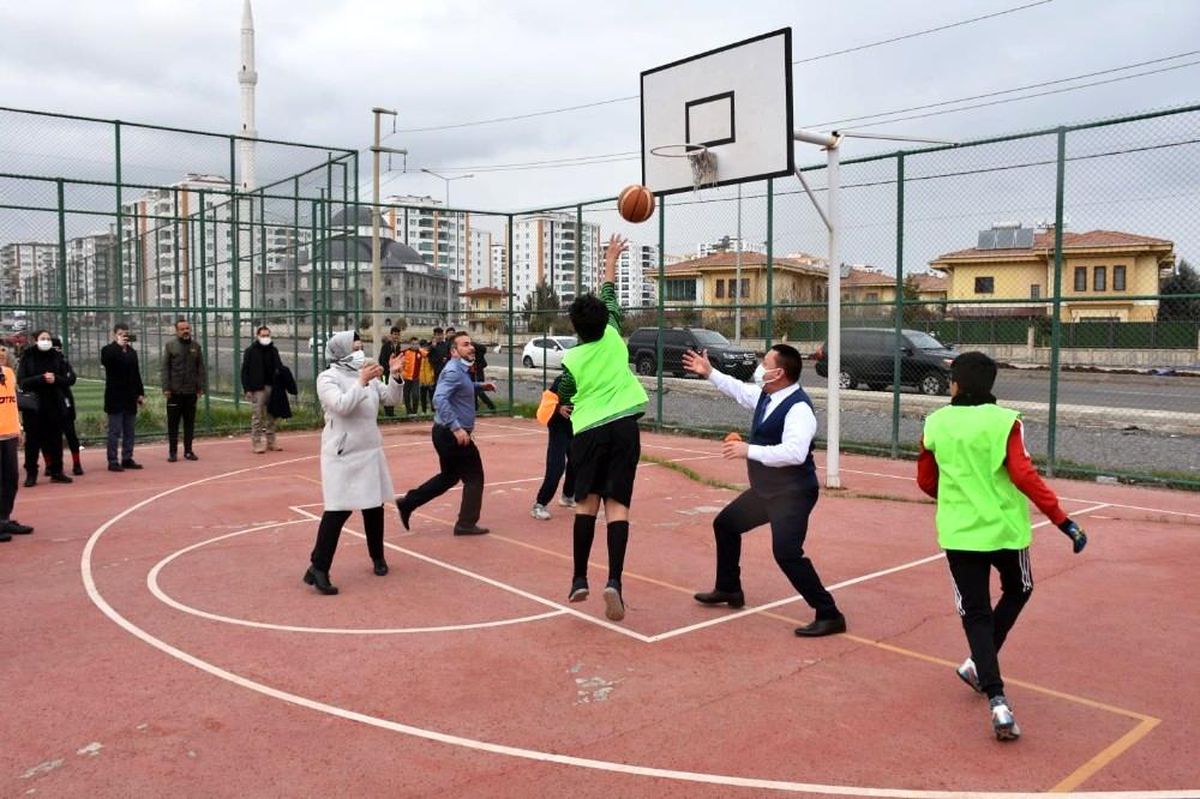 Son dakika haber! Bağlar Belediye Başkanı Beyoğlu, çocuklarla basketbol oynadı