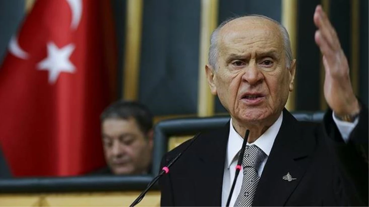 Bahçeli\'nin danışmanından Erbakan anmasına sert tepki: HDP ile Erbakan\'ı anmak İngiliz Temel\'in yapabileceği bir şeydi