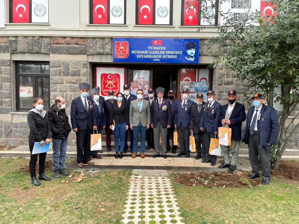 Diyarbakır Büyükşehir Belediyesi yaşlılara hijyen malzemesi dağıttı