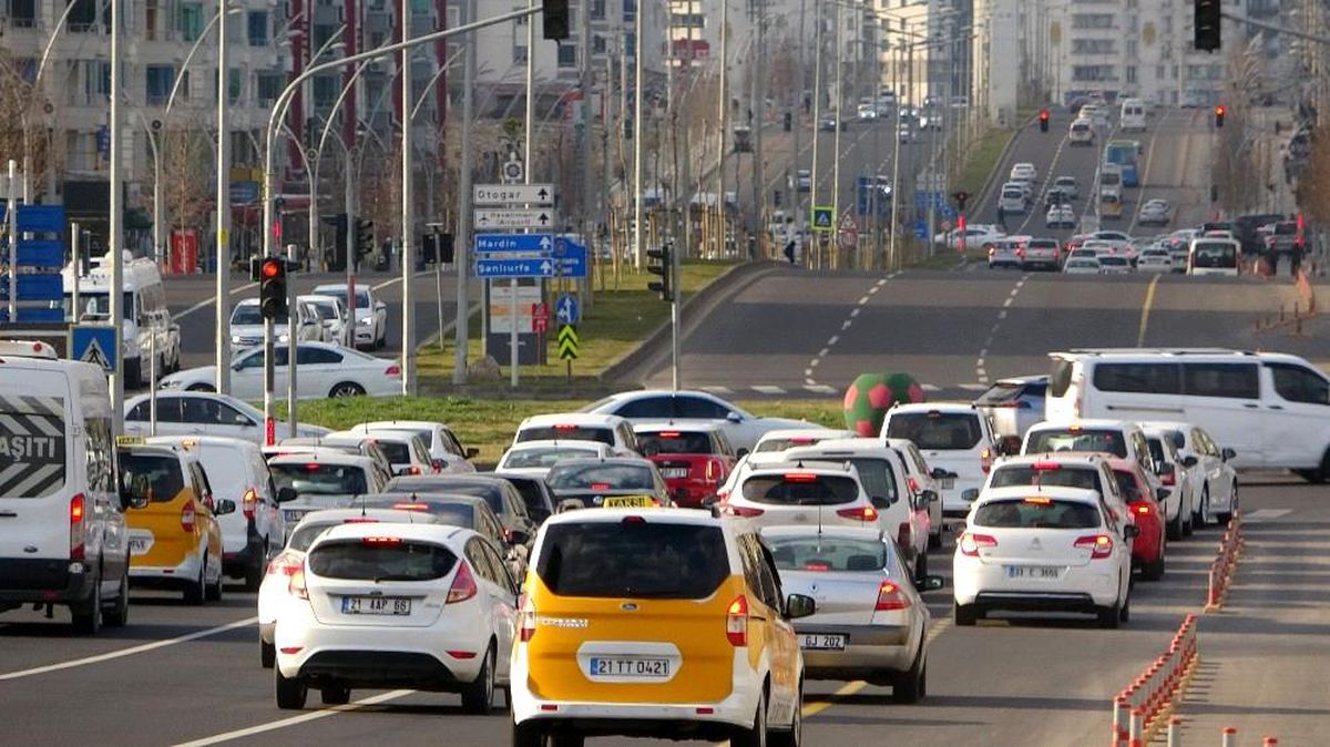 Diyarbakır\'da 56 saatlik kısıtlama sonrası trafik yoğunluğu