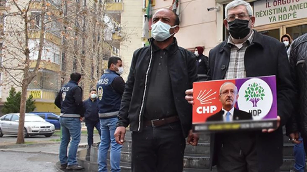 Diyarbakır ziyaretine Kılıçdaroğlu\'nun kardeşinin elindeki afiş damga vurdu: Ben de ağabeyimi HDP\'den istiyorum