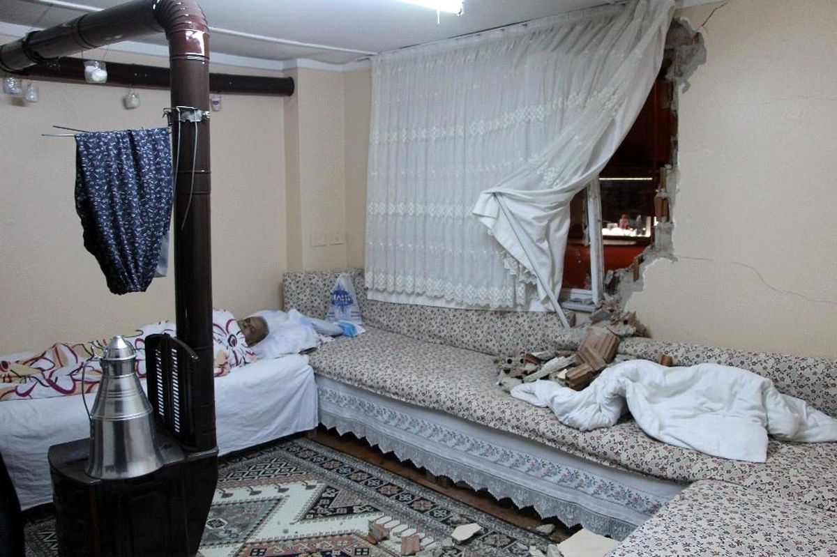 Duvarı yıkan tır davetsiz misafir oldu