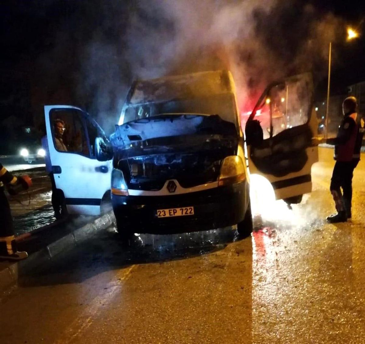 Elazığ\'da seyir halindeki minibüs yandı