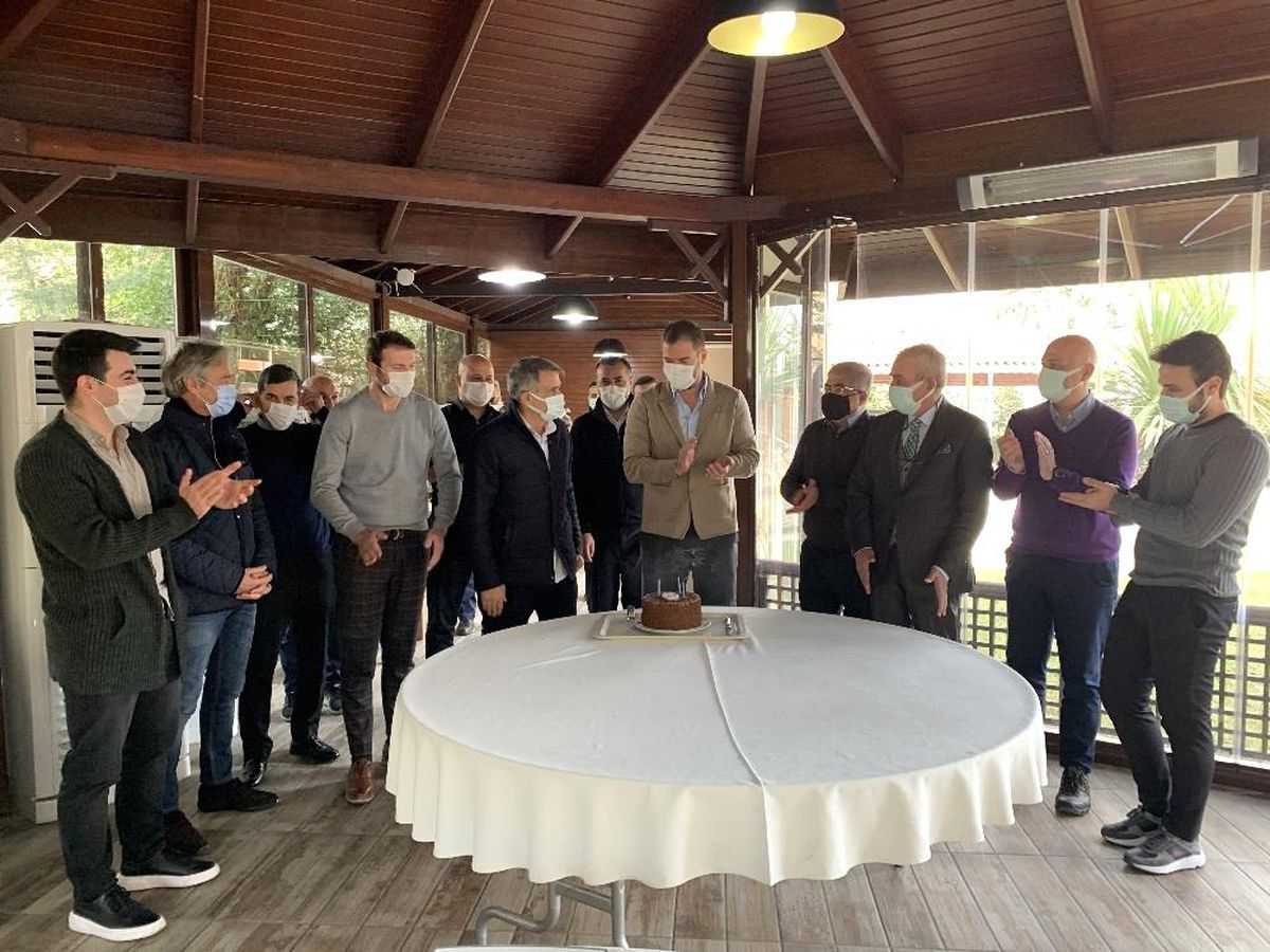 A Milli Takım\'ın kaleci antrenörü Emrah Karakovan\'ın doğum günü kutlandı