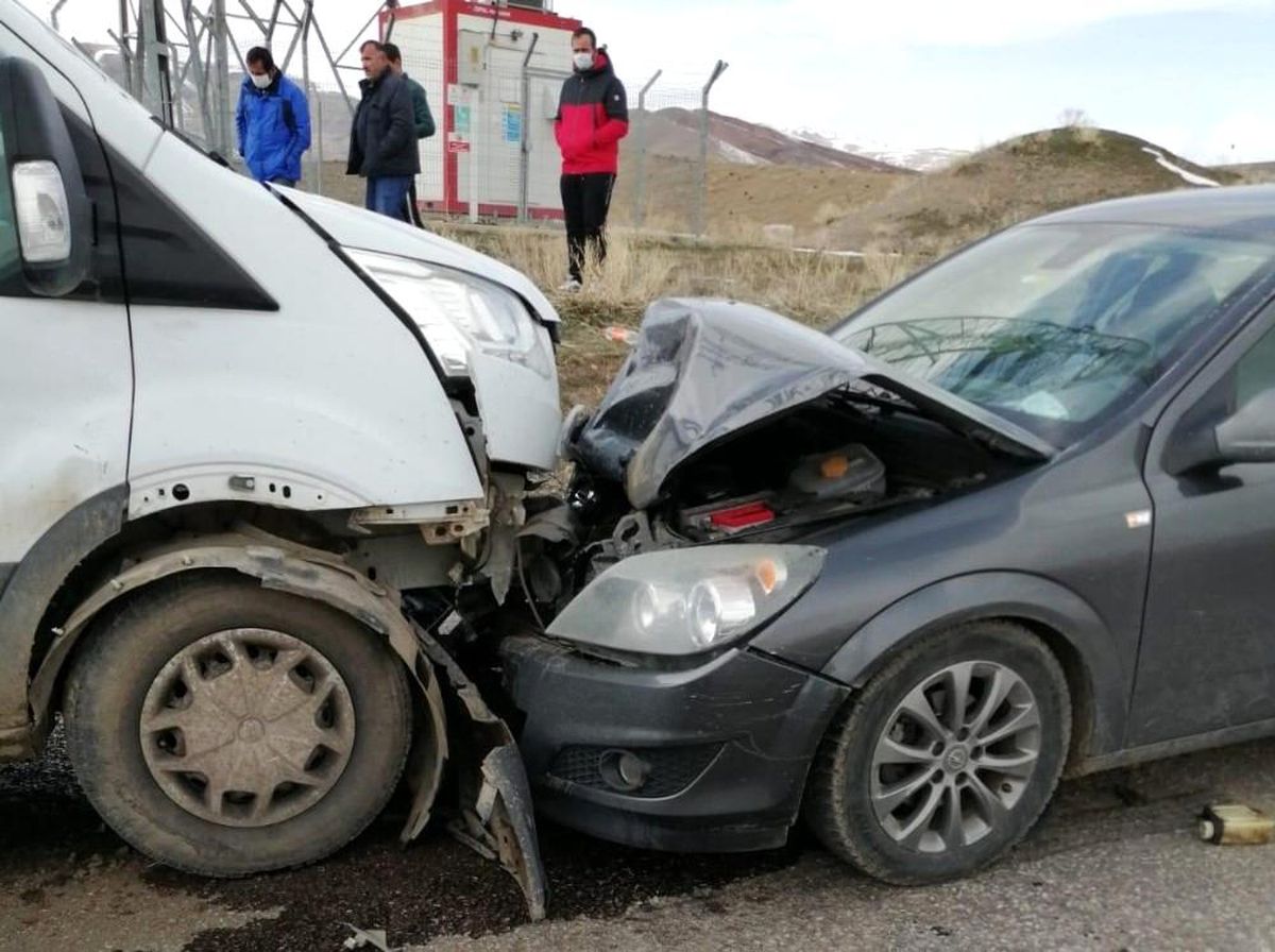Erzincan\'da trafik kazası: 3 yaralı