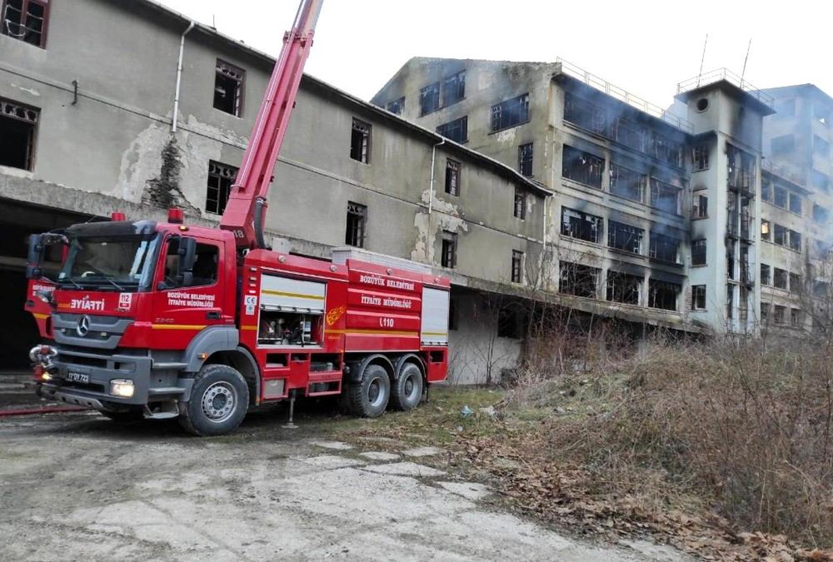 Eski un fabrikasında yangın