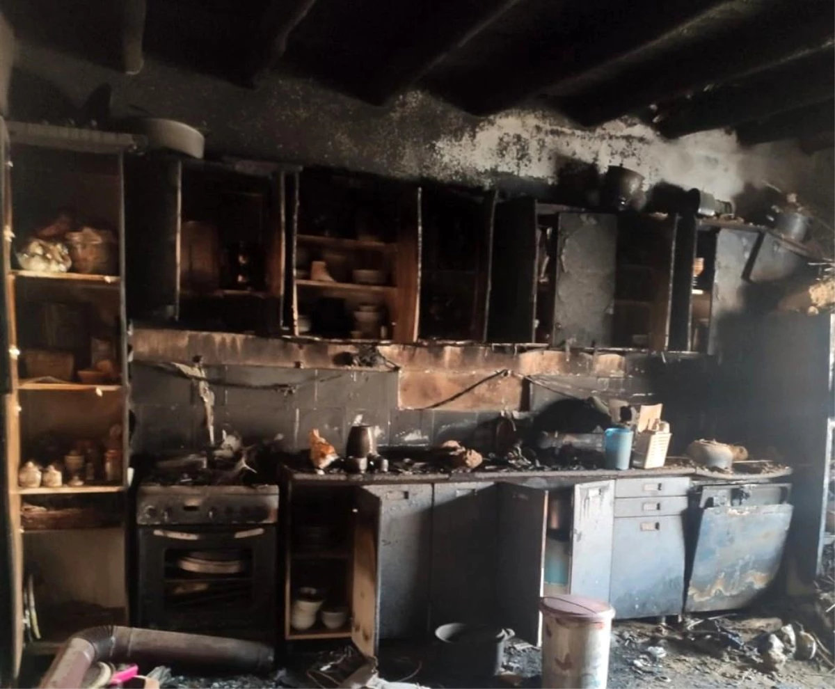 Hakkari\'de 7 nüfuslu ailenin evi yangında kül oldu