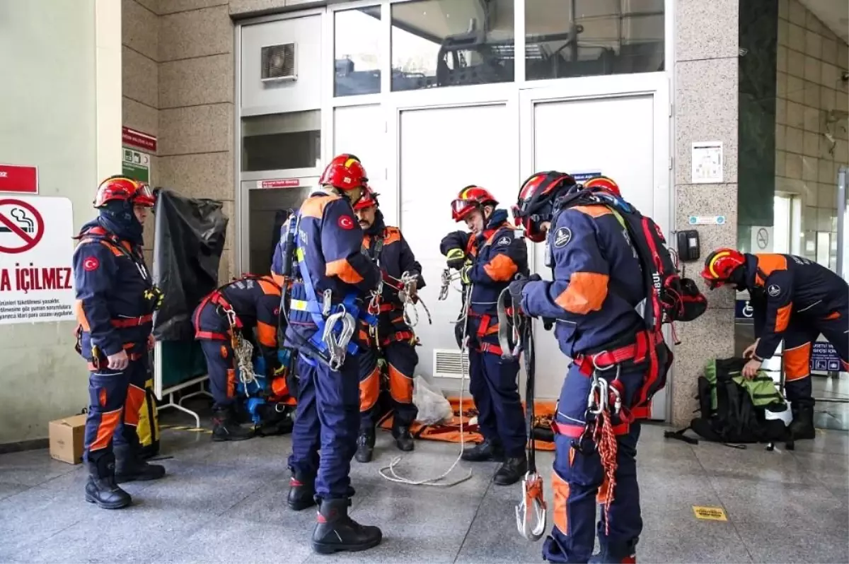 İstanbul itfaiyesinden teleferik hattında nefes kesen kurtarma tatbikatı