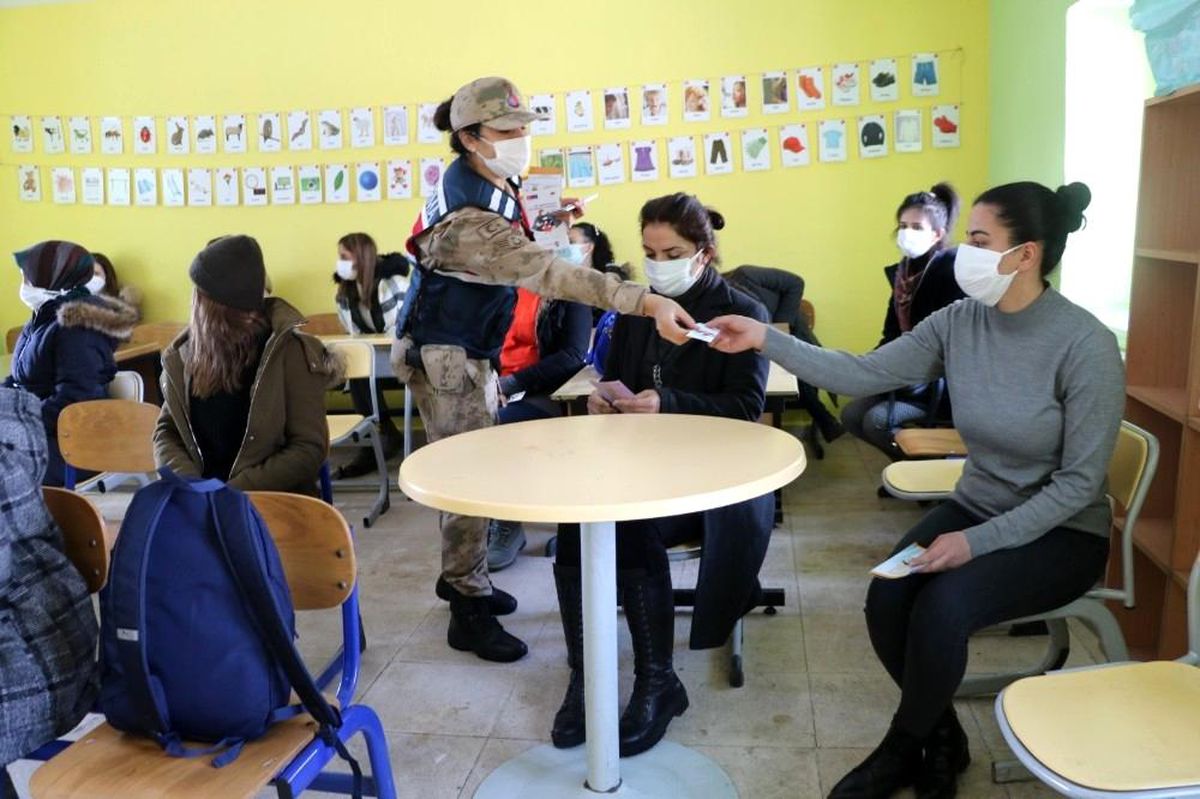 Son dakika haberi! Jandarma\'dan erken yaşta zorla evlilik bilgilendirmesi
