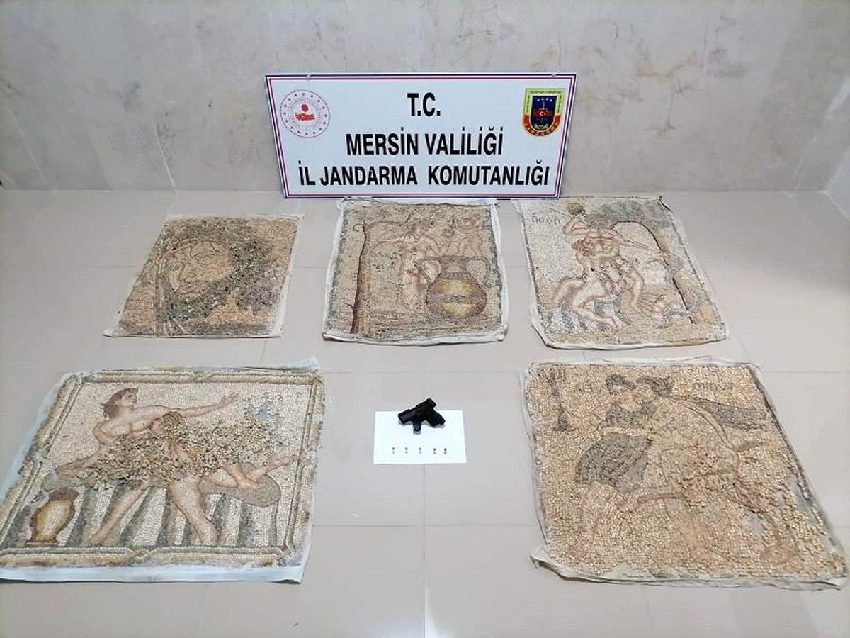 Mersin\'de tarihi eser niteliği taşıyan 5 mozaik tablo ele geçirildi