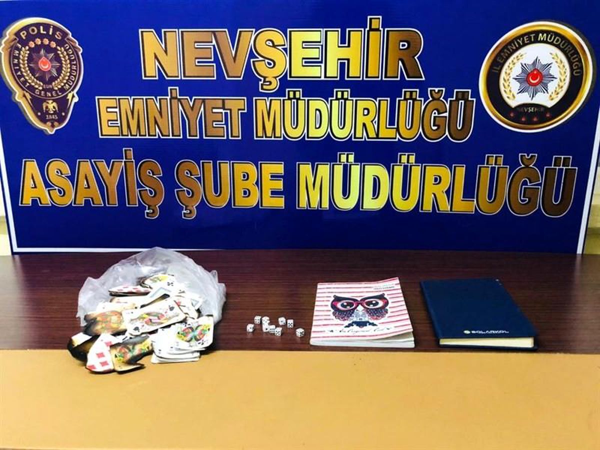 Sokağa çıkma kısıtlamasına kumar oynayan 13 kişi yakalandı