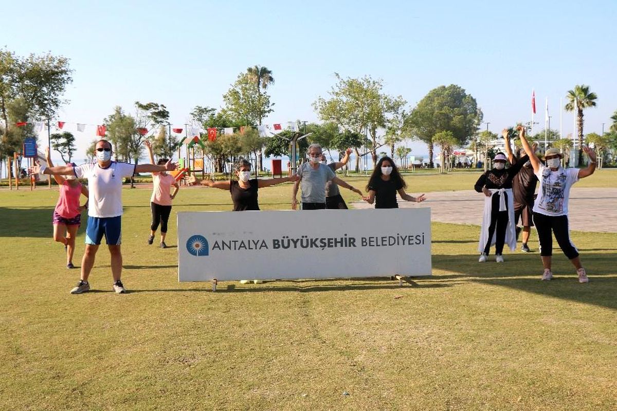 Antalya\'da sosyal mesafeli sabah sporu başlıyor