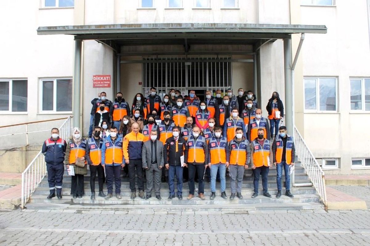 Hakkari\'de AFAD gönüllülerine temel afet bilinci eğitimi verildi
