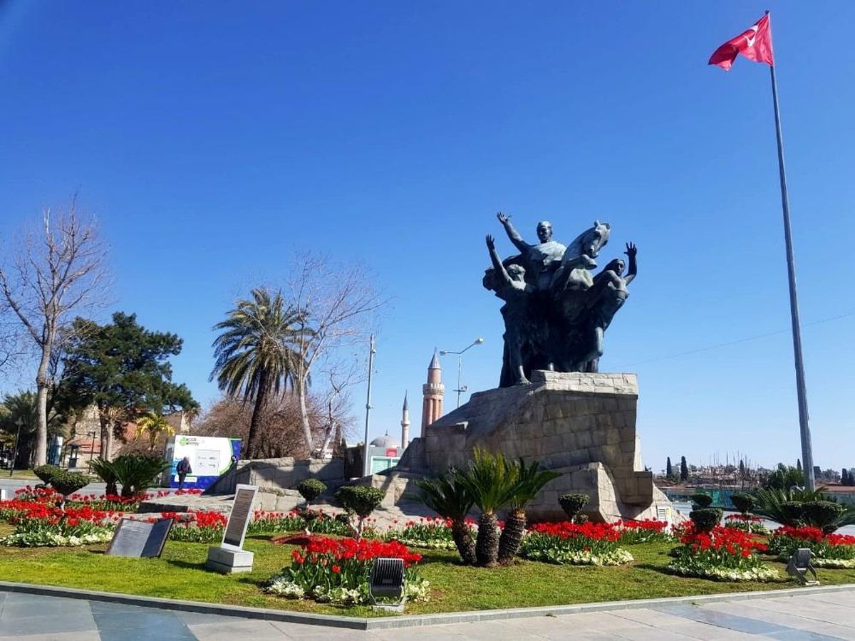 Antalya\'da açan 161 bin lale ve sümbül görenleri hayran bırakıyor