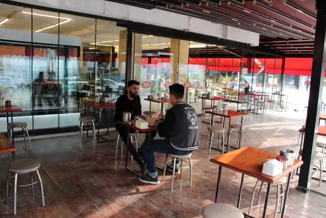 Antalya'da kafe restoranlar yüzde 50 kapasiteli hizmete başladı