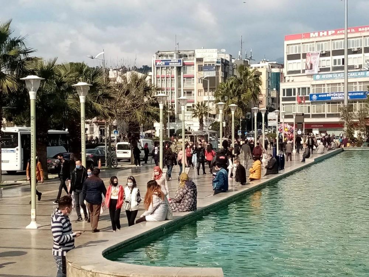 Aydınlılar sokağa akın etti, sosyal mesafe sıfıra indi