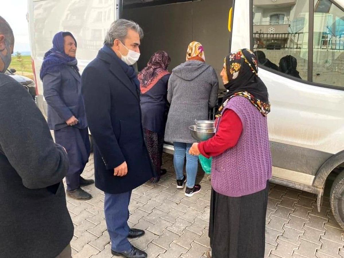 Besni Belediyesi ihtiyaç sahiplerine yemek dağıtıyor