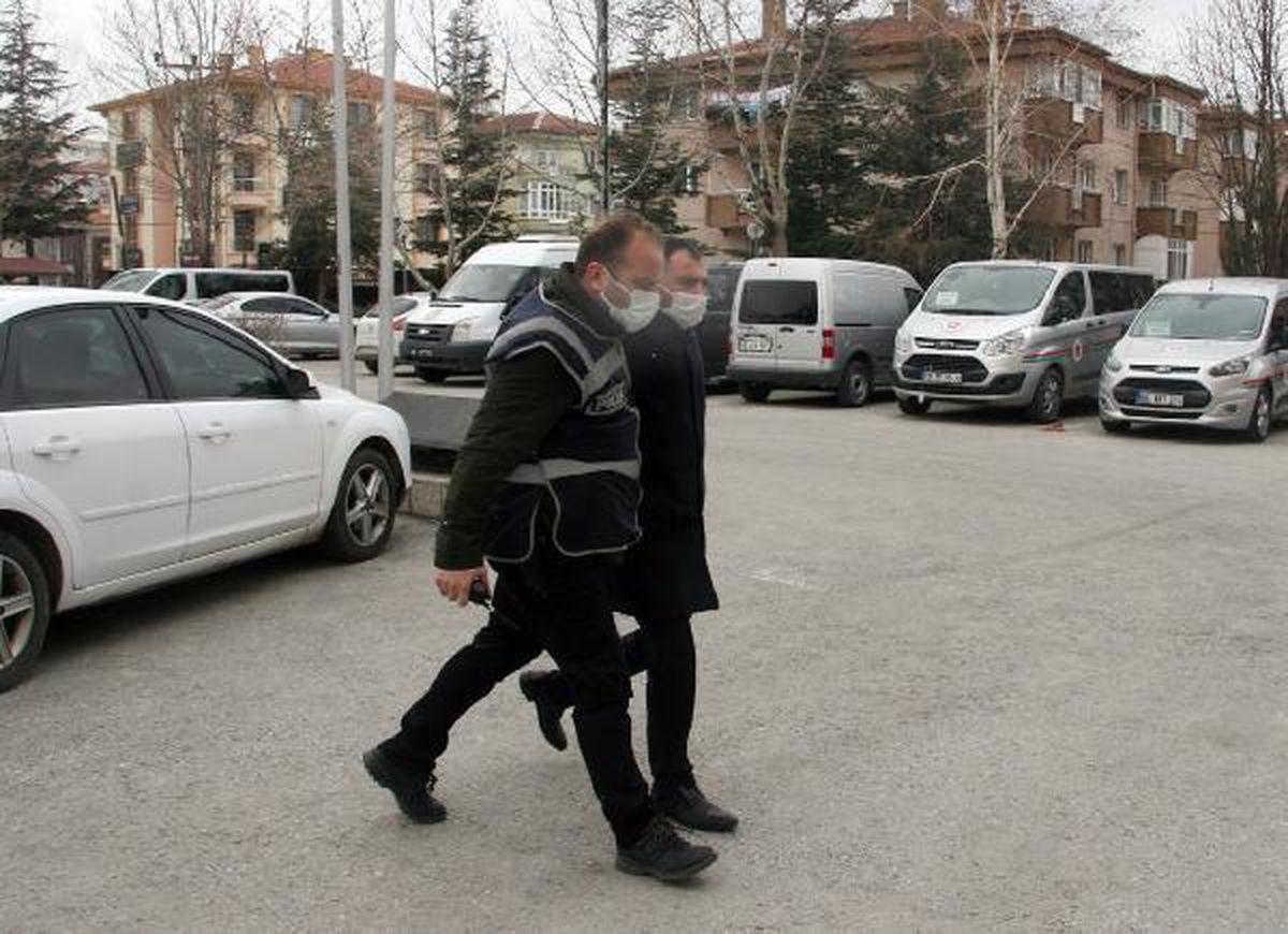 Afyonkarahisar\'da sipariş ettiği çiğ köftenin "acılı" olduğu gerekçesiyle iş yeri çalışanını darbeden şüpheli G.Ş. ile aynı iş yerine saldıran...