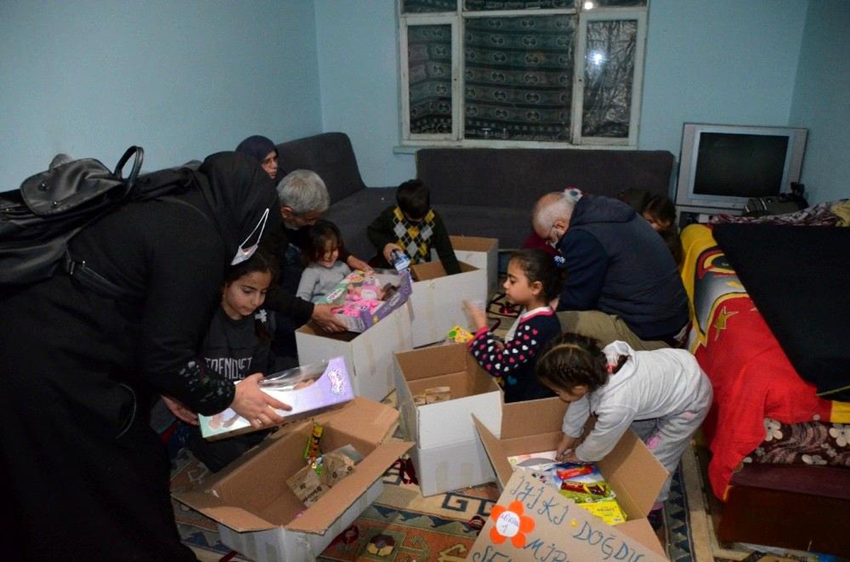 Son dakika haberi... Çocuklarının doğum gününde yetim ve öksüzleri sevindirdiler