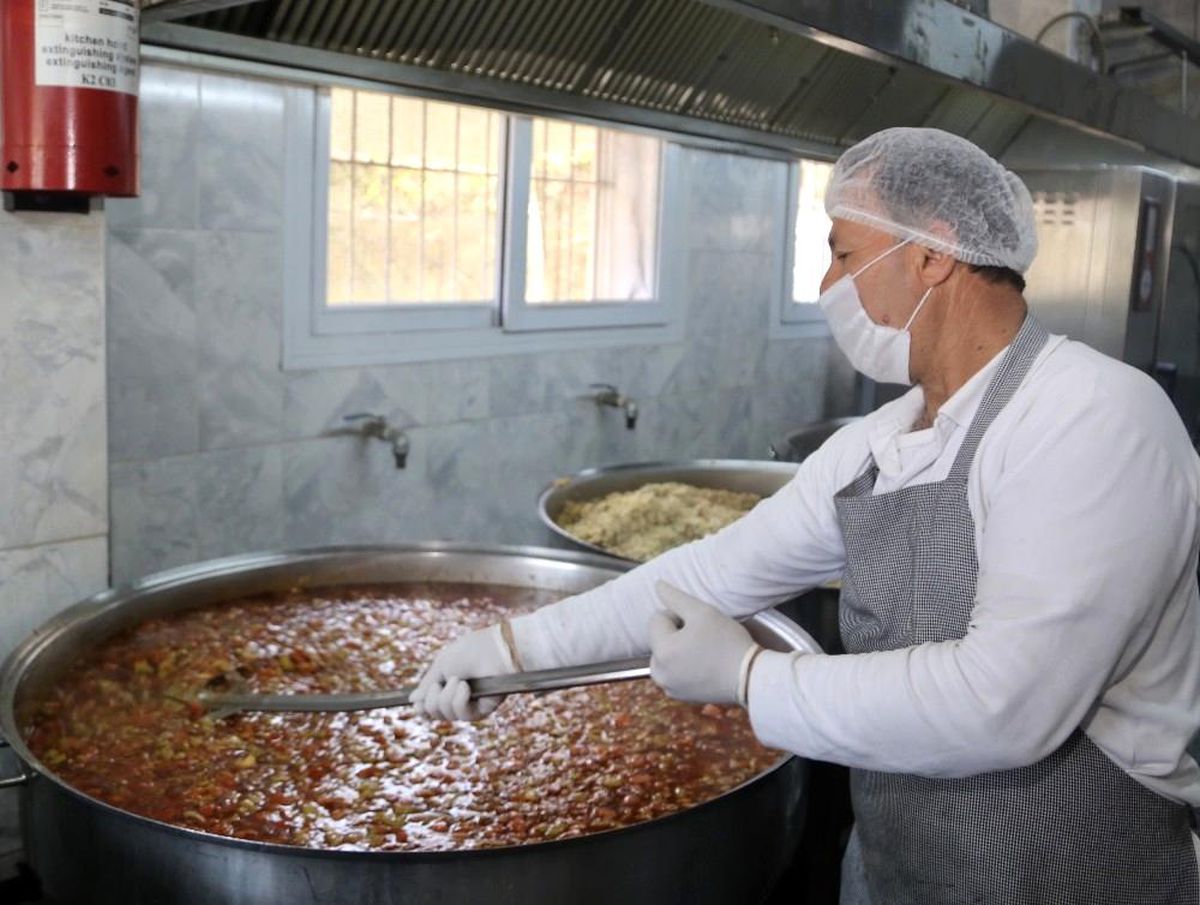 Son dakika haberleri! Dev kazanlarda pişiyor, kapı kapı dağıtılıyor