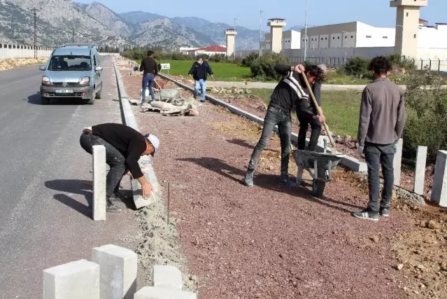 Döşemealtı Kırgöz yoluna kaldırım çalışması