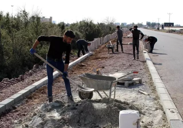 Döşemealtı Kırgöz yoluna kaldırım çalışması