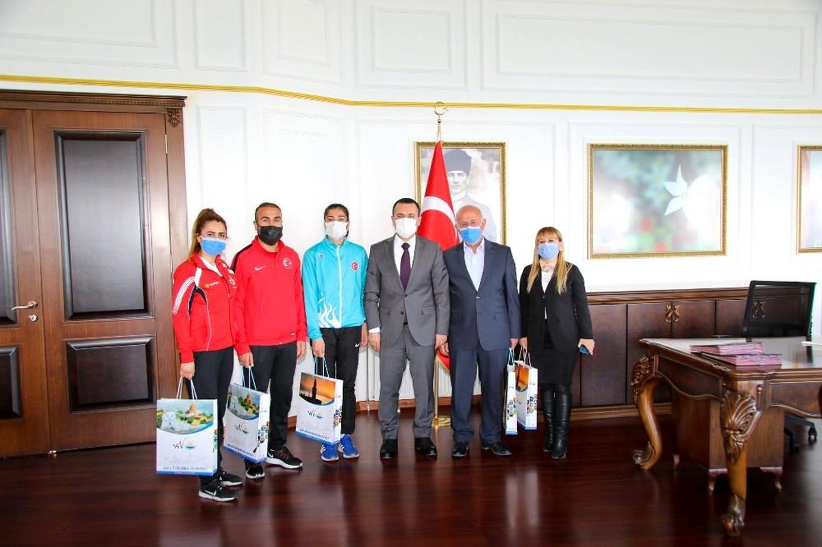 Dünya rekoru kıran sporcudan Kaymakam Türkman\'a ziyaret