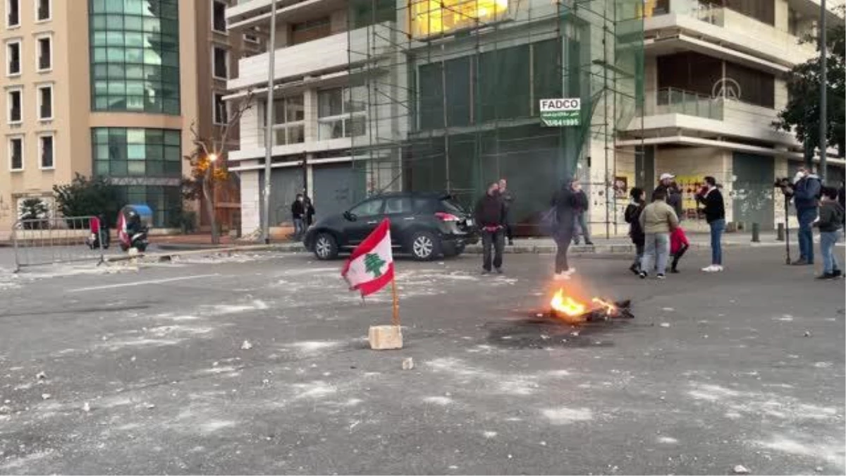 Ekonomik krizin sürdüğü Lübnan\'da liranın değer kaybetmesi ve alım gücünün düşmesi protesto edildi (3)