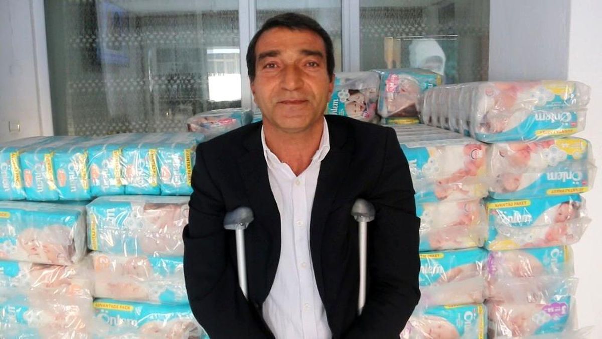 İhtiyaç sahiplerine tekerlekli sandalye ve bez desteği