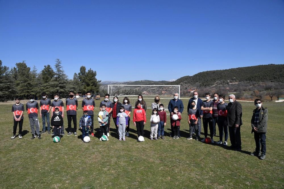 Isparta\'da Kozluca köyüne futbol sahası ve oyun parkı kuruldu