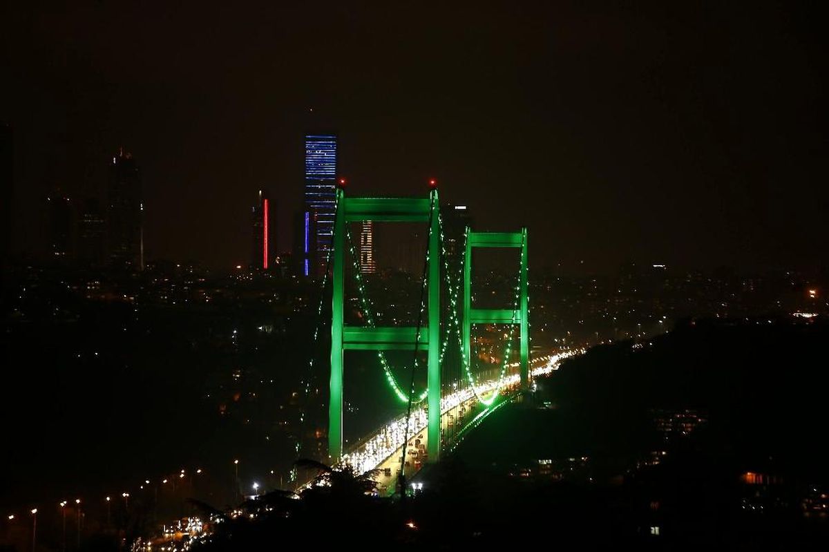 İstanbul'da köprüler yeşil renk ile aydınlatıldı