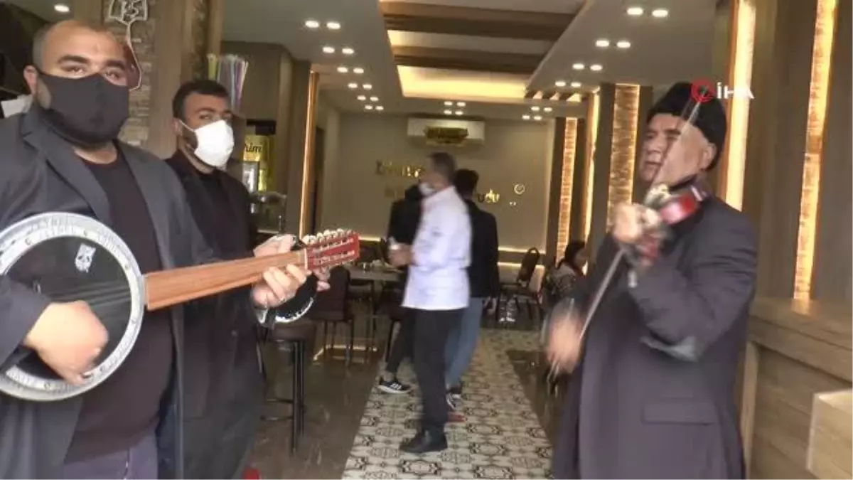 Kebapçılar ilk müşterilerini müzik, halay ve türküyle karşıladı